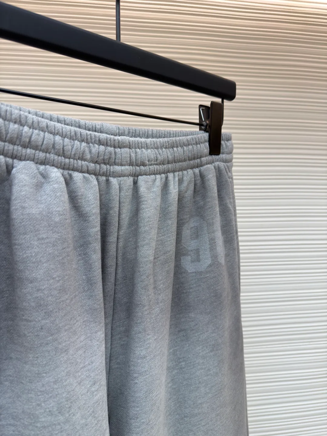 Acne Studios printed logo sweatpants ●Item number: 1682181-A90 ●Material: Floral soft velvet nylon fabric ●Technology: Imported machine foam printing production ●Color: Gray ●Version: Loose fit ●Weight: about 615 grams ●Size: It is embellished with the college-style seasonal logo pattern and outlines the personal logo with simple and tense lines. The hidden luxury beauty of the sweatpants is carved with Maliu craftsmanship. From rich to light, the color transition is natural and smooth, like the elegant style accumulated over time. The suit is present, interpreting the infinite possibilities of fashion from a unique perspective. Imported machine white foam printing uses imported professional printing equipment to apply a special white slurry to the surface of the textile in a specific pattern through precise mechanical control. The foaming agent is heated to decompose to generate gas. The slurry expands to form a three-dimensional white foam pattern. Gradient special slurry spraying process sprays dyes of different colors on the surface of the fabric to achieve rich color changes in the clothes under different lights, increasing the visual layering. The fabrics have been carefully washed, have a better hand feel and texture, are not easy to deform, are not easy to shrink, are not easy to fade, and maintain long-term beauty. The overall wiring is straight and delicate, the fabric is comfortable and soft, and the color is consistent without color difference. It can be matched with the same style to create a fashionable look and control various occasions. Customized accessories, complete with three standards, same style for men and women!
